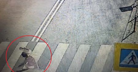 Wjechał w kobietę przechodzącą przez przejście. Dostał 2500 zł mandatu