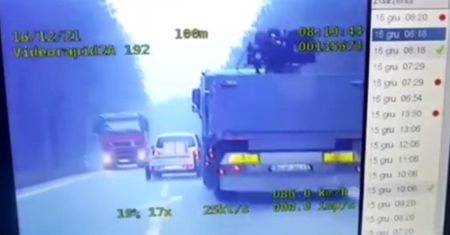 Zapomniał, że jedzie z przyczepką. Wyprzedzał na DK 74