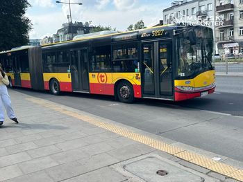 95-latek chciał wejść do ruszającego autobusu. Ten przejechał mu po nodze. Potrącenie na Pradze Południe