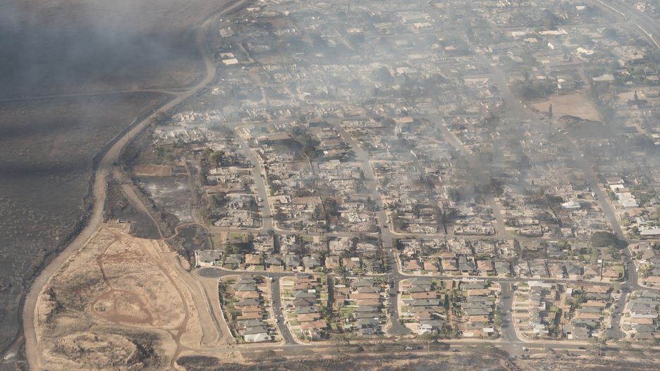 A handout photo made available by Carter Barto shows an arial view of buildings damaged in Lahaina, Hawaii as a result of a large wildfire which has killed 6 people and forced thousands of evacuations on the island of Maui in Hawaii, USA, 09 August 2023. Winds from Hurricane Dora, which is currently over the Pacific Ocean hundreds of miles south of Hawaii, have intensified the wildfires. EPA/CARTER BARTO / HANDOUT HANDOUT EDITORIAL USE ONLY/NO SALES Dostawca: PAP/EPA.