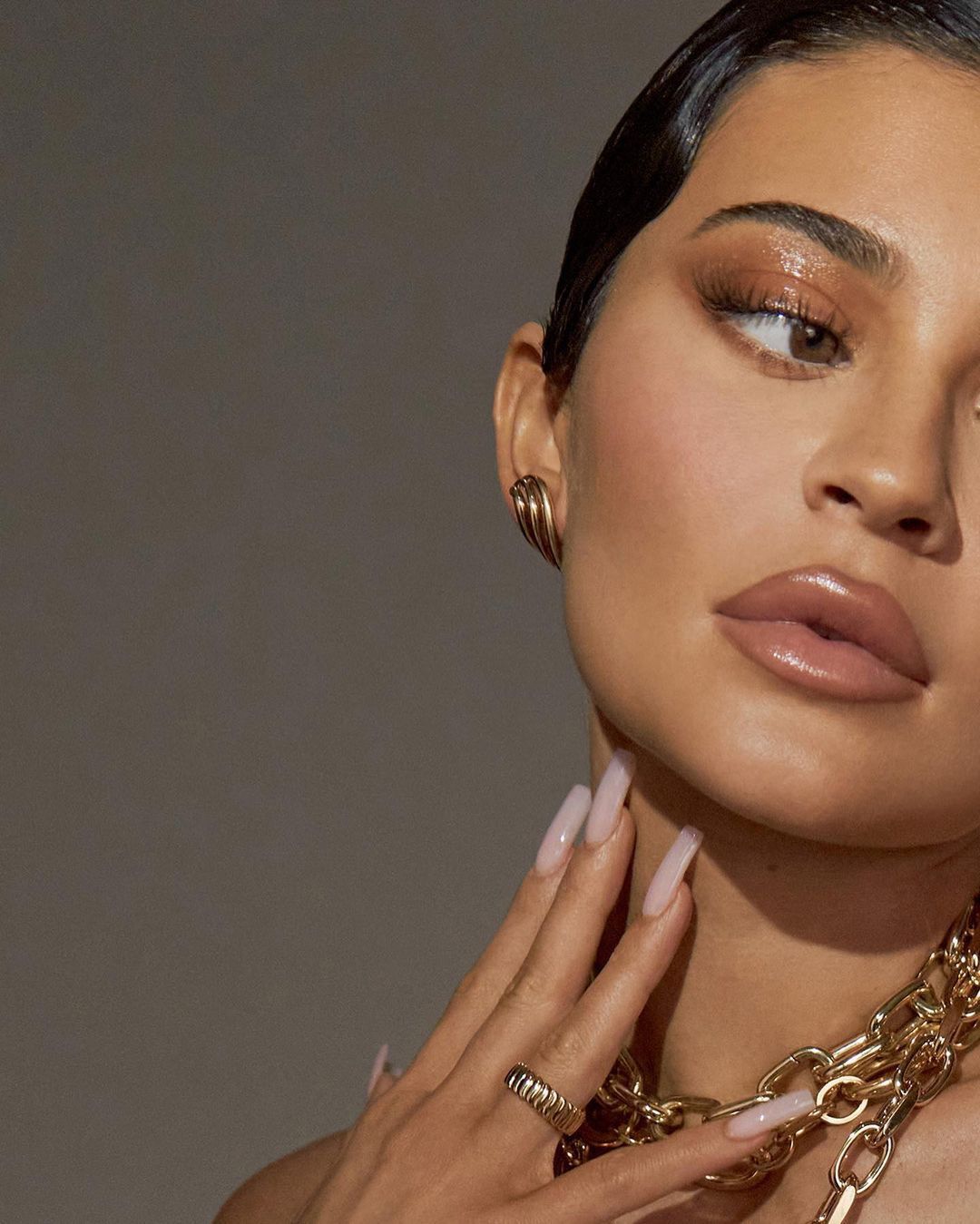 Kylie Jenner w obiektywie Grega Swalesa dla "Elle Russia"