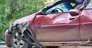 Wronki: Wypadek. Samochód wypadł z drogi i wjechał w las. Dwie osoby w szpitalu