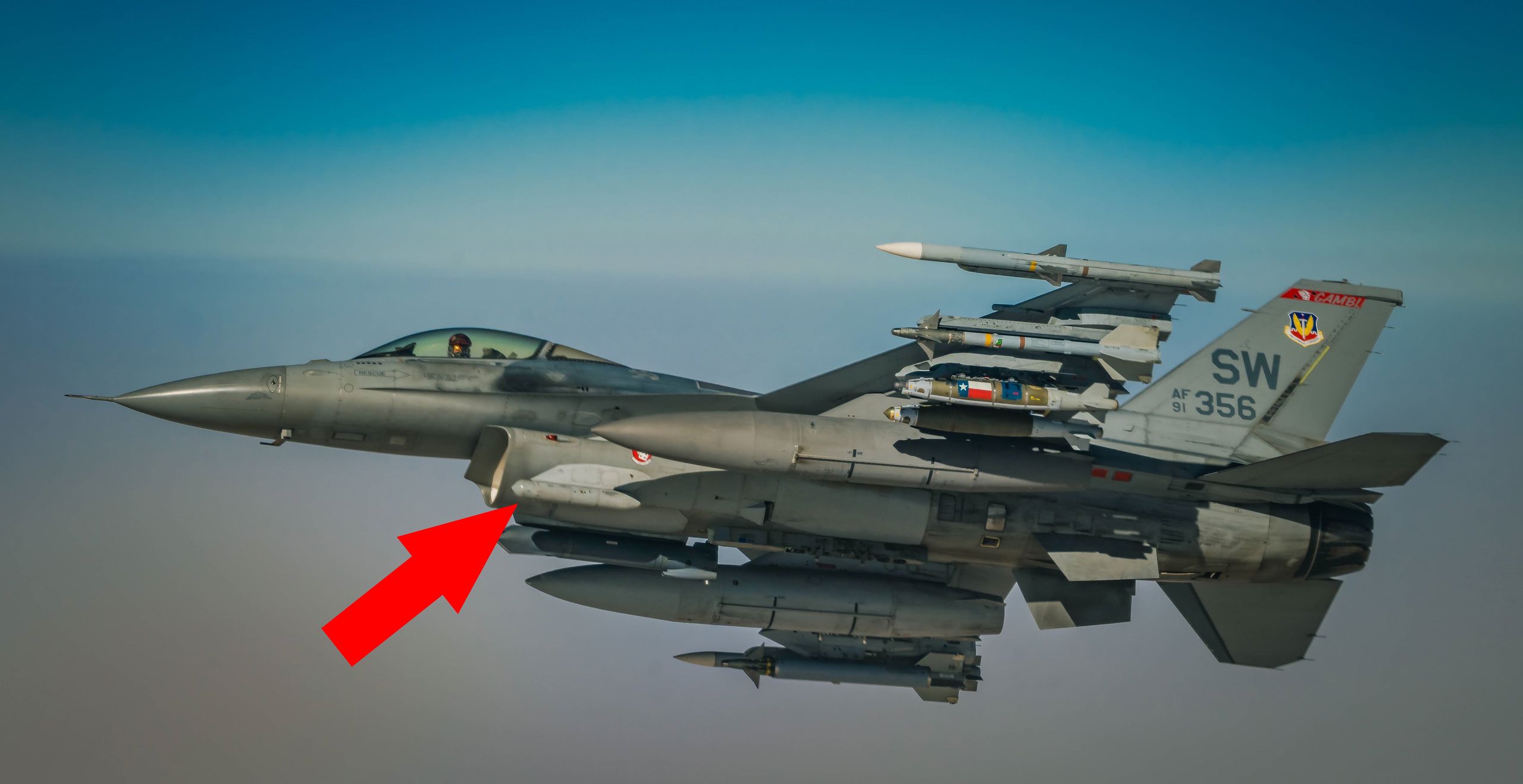 Samolot F-16 z zaznaczonym zasobnikiem AN/ASQ-213 HTS