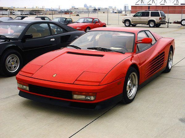 Potężny wybuch rozerwał luksusowe auto gangstera – ferrari testarossa, zdjęcie poglądowe.