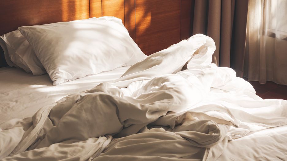 Podróżna odkryła intruza pod łóżkiem w hotelowym pokoju 