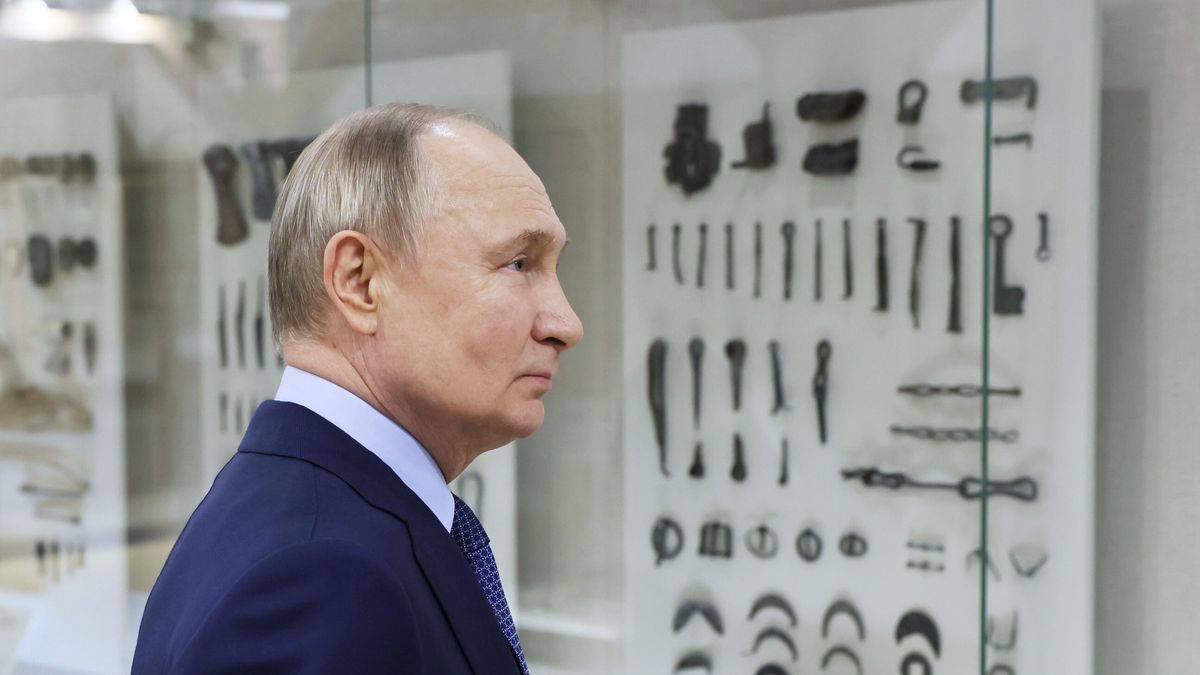 Russian President Vladimir Putin visits the Museum Arcade exhibition complex of the All-Russian Historical and Ethnographic Museum in Torzhok, Tver region, Russia, 27 March 2024. Putin's trip in the region marks the Day of Culture Workers, a professional holiday established in 2007, which is celebrated annually on 25 March in Russia. EPA/MIKHAIL METZEL/SPUTNIK/KREMLIN POOL MANDATORY CREDIT Dostawca: PAP/EPA.