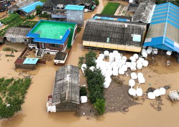 Zalane targowiska i osiedla. W Korei Południowej nie żyją 3 osoby, tysiąc ewakuowano