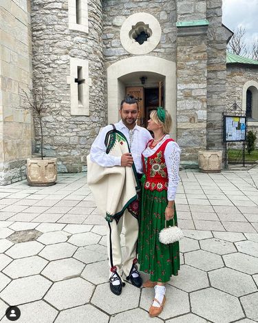 Zofia Ślotała z rodziną w góralskich strojach