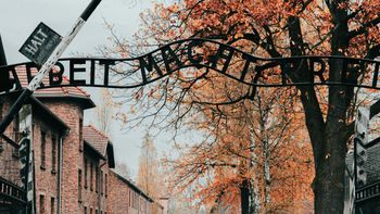 Kolejna aukcja rzeczy z Auschwitz. Brak reakcji Polski