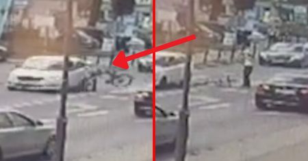 Wjechała rowerem w samochód przed komendą policji. Jest nagranie