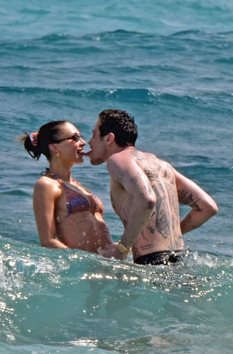 Pete Davidson hasa po plaży z nową ukochaną