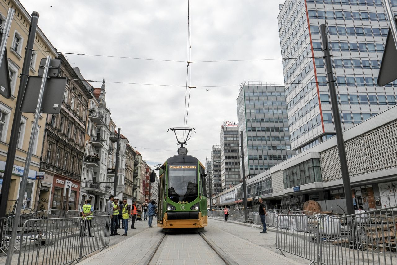 Ulica Święty Marcin w Poznaniu. Czy udałoby ci się wsiąść do tego tramwaju, gdybyś go nie widział/widziała, a wokół było kompletnie czarno? Takie zadanie stawia przed odwiedzającymi projekt Niewidzialna Ulica, przybliżający gościom sposób poruszania się po świecie osób niewidomych i słabo widzących 