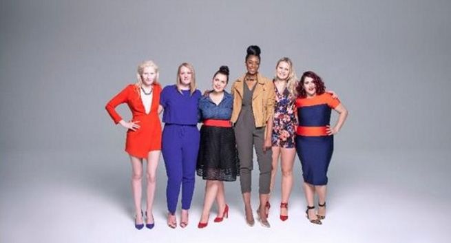 Modelka w typie albinos, bardzo wysoka i tęga reklamują Amazon Fashion (wideo)