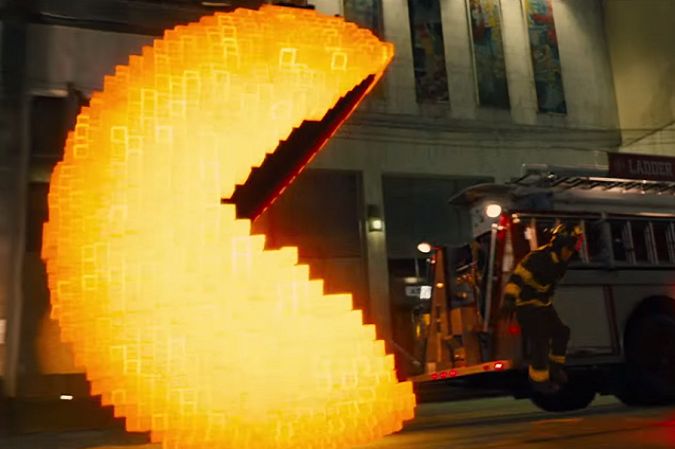 Pac-Man atakuje ludzi. W filmie "Pixels" gry naprawdę szkodzą!