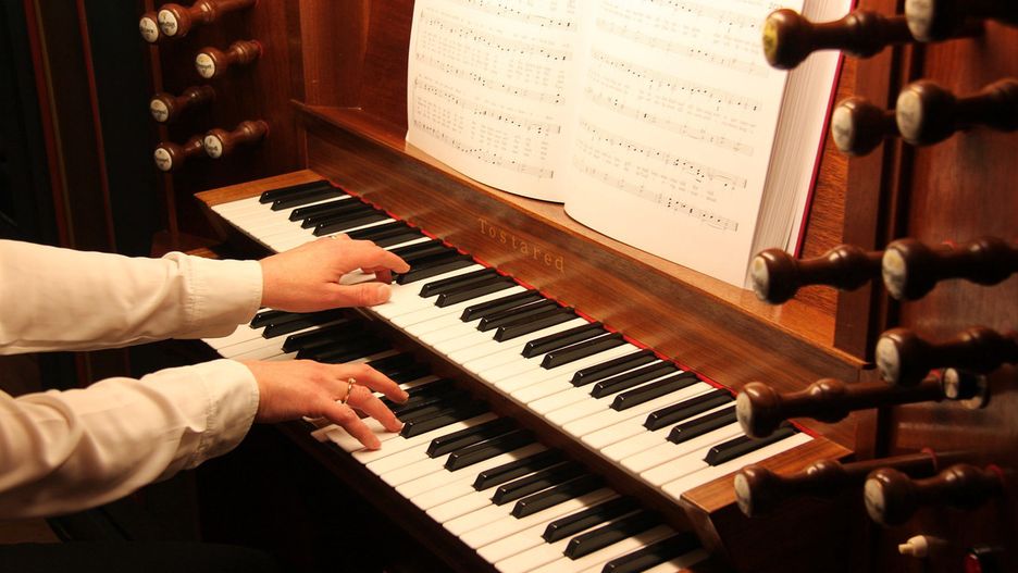 Organista miał wysyłać obsceniczne filmy nieletnim