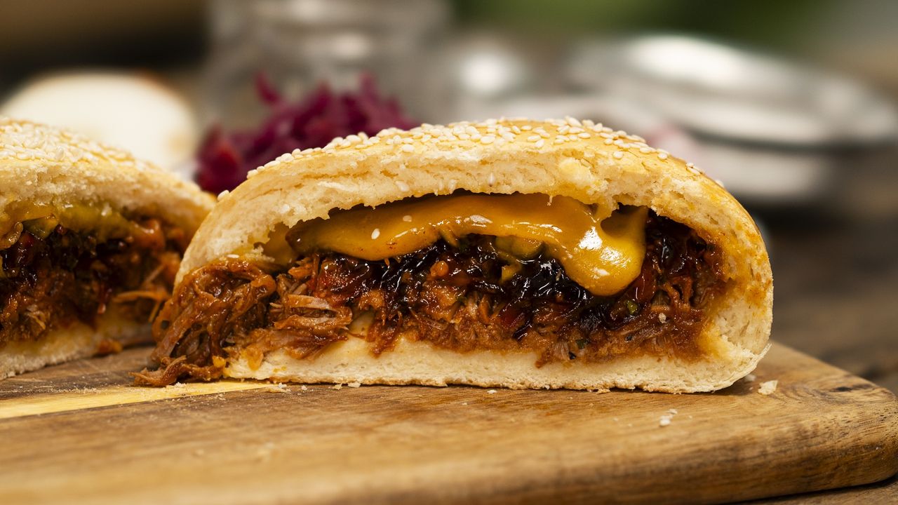 Burger z piekarnika z szarpaną wieprzowiną. Już nigdy nie zamówisz gotowego