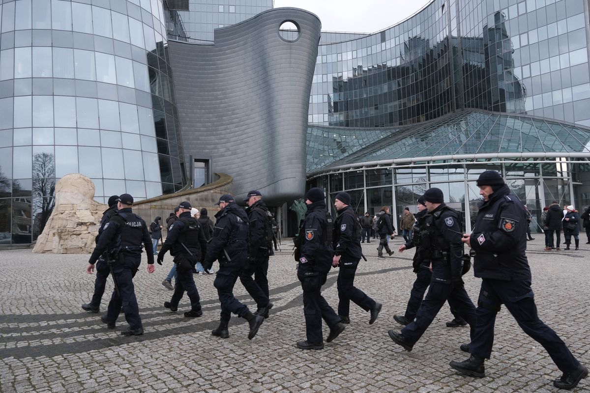 Policja przed siedzibą TVP