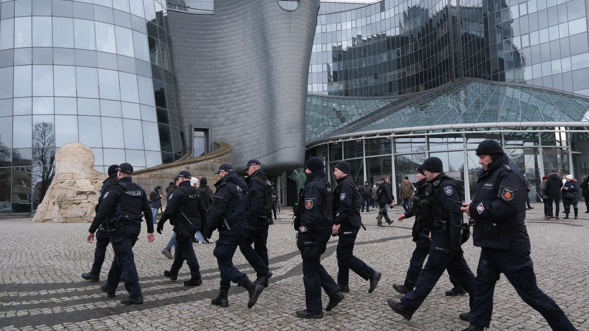 Policja przed siedzibą TVP
