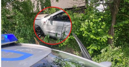 Huk we wsi. Zaparkował samochód na ścianie domu
