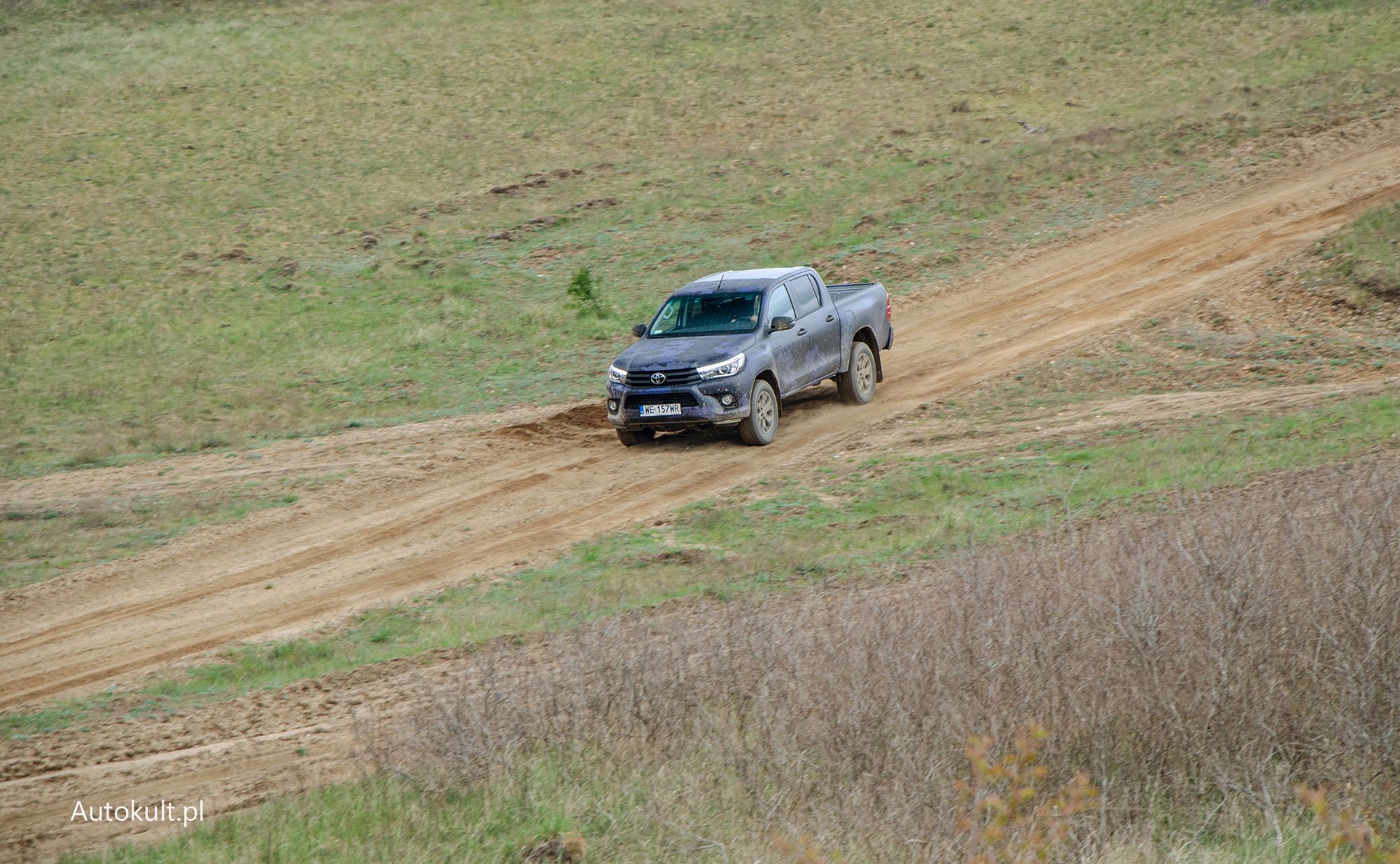 W 2014 byłem dokładnie w tym miejscu na Baja Poland jako kibic i dzinnikarz. Zawodnicy jeżdżą tu 150-160 km/h, czyli tyle, na ile pozwala ustawienie przełożeń. Tym razem tylko jako dziennikarz jechałem tu 120 km/h, czyli tyle, na ile pozwolił zdrowy rozsądek.