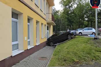 Tragedia przed szpitalem w Otwocku. Są nowe szczegóły. "Chciał pomóc zatrzymać pojazd"