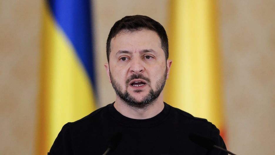 Ukrainian President Volodymyr Zelensky speaks during a joint statement with Romanian President Klaus Iohannis (not pictured) that concludes their official meeting held at Cotroceni Presidential Palace, in Bucharest, Romania, 10 October 2023. The Ukrainian president arrived on an official visit to Romania, to meet his Romanian counterpart and to discuss security and bilateral relations. This is Zelensky's first official visit to Romania since Russia's invasion of Ukraine. EPA/ROBERT GHEMENT Dostawca: PAP/EPA.