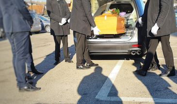 Zasiłek pogrzebowy. Tyle dopłacisz do pochówku po podwyżce. Wyliczenia