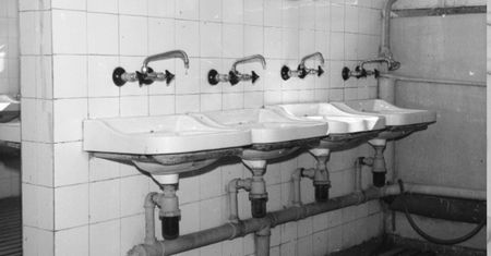 Łazienka w PRL-u była inna niż dziś? Fakty i mity