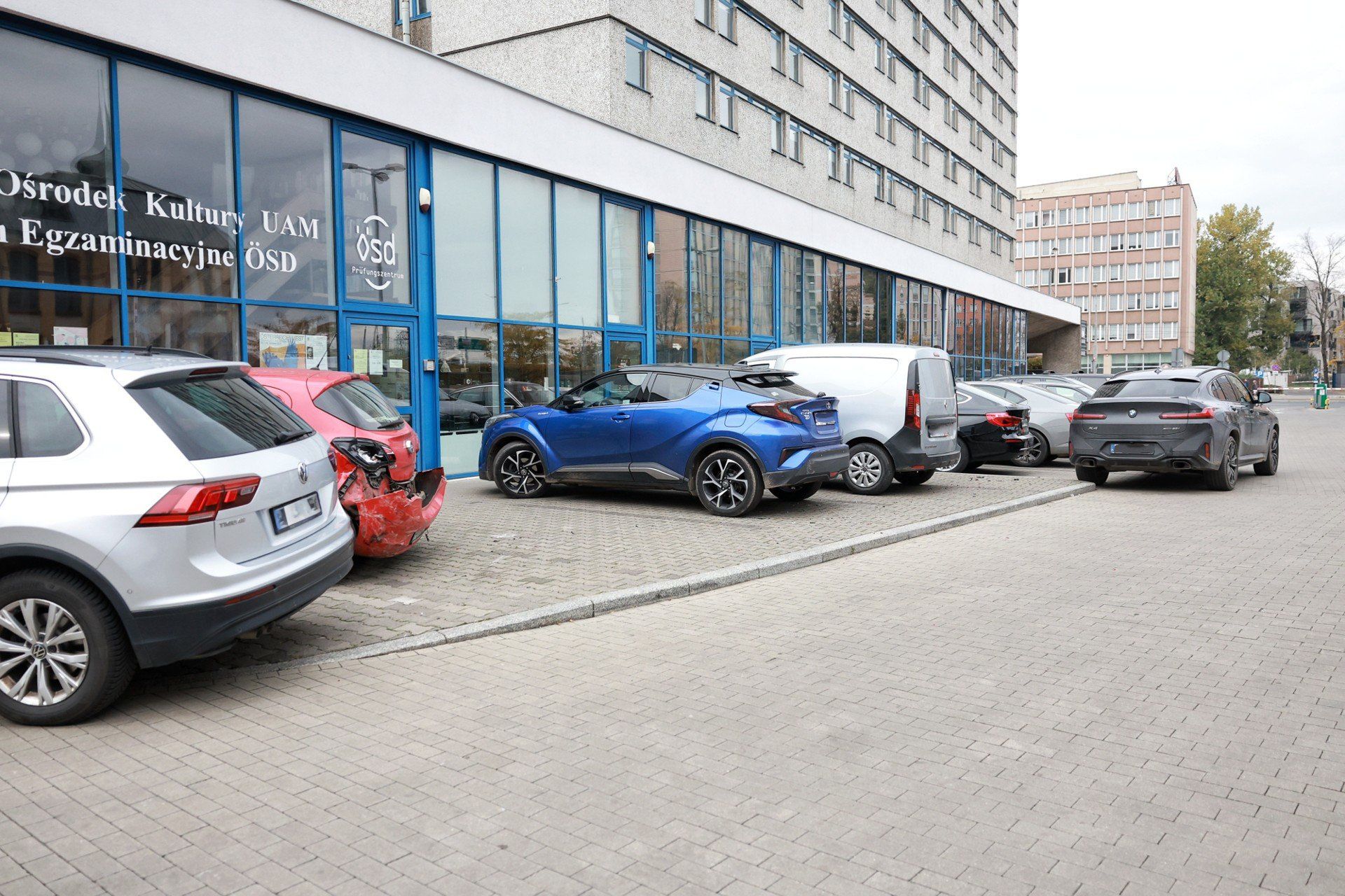Kierowca BMW uszkodził pięć zaparkowanych aut w Poznaniu