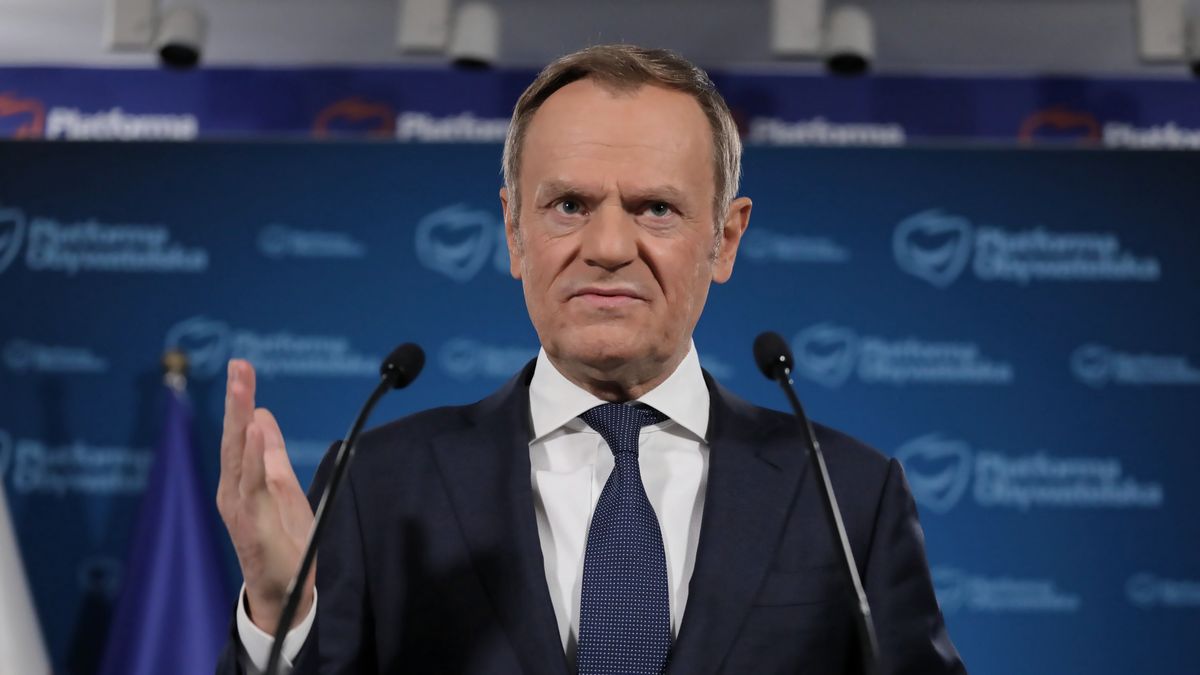 Warszawa, 11.01.2022. Przewodniczący Platformy Obywatelskiej Donald Tusk podczas konferencji prasowej w siedzibie Biura Krajowego PO w Warszawie, 11 bm. (jm) PAP/Wojciech Olkuśnik