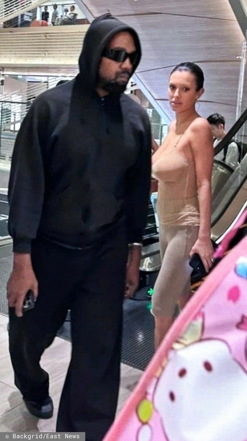 Kanye West i Bianca Censori w markecie w Tokio
Tokyo, JAPAN  - Kanye West, joined by Bianca Censori and his children, explores a Tokyo supermarket, picking up a few essentials during their family outing.

Pictured: Kanye West, Bianca Censori

BACKGRID USA 19 SEPTEMBER 2024 

USA: +1 310 798 9111 / usasales@backgrid.com

UK: +44 208 344 2007 / uksales@backgrid.com

*UK Clients - Pictures Containing Children
Please Pixelate Face Prior To Publication*
TTEO