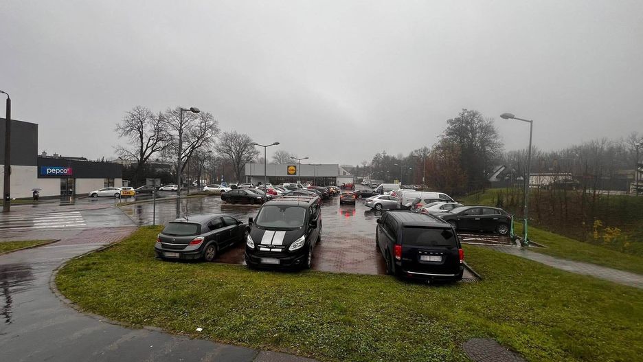 Parking przy dyskoncie przy ul. Kocmyrzowskiej jest wykorzystywany przez kierowców dojeżdzających spoza Krakowa jako parking Park&amp;Ride