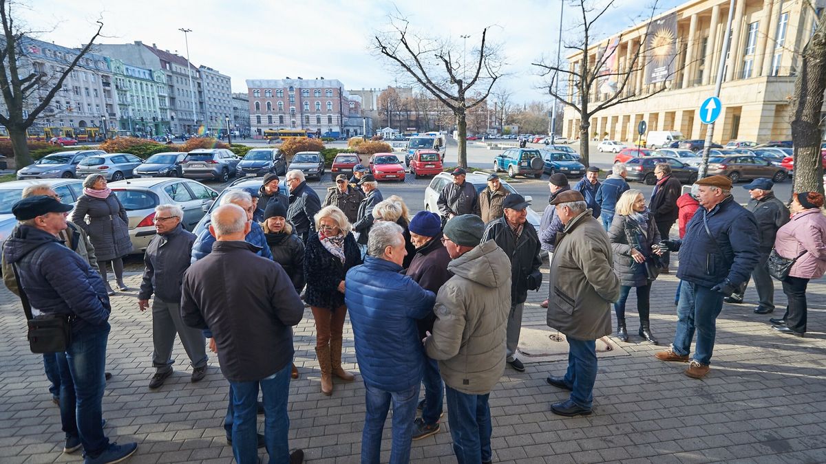 Protest byłych pracowników służb mundurowych przed Sądem Okręgowym w Łodzi.
