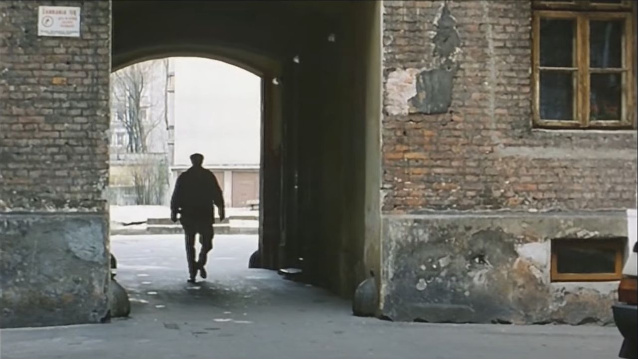 "Killer" świetnie oddaje klimat ówczesnej Warszawy.