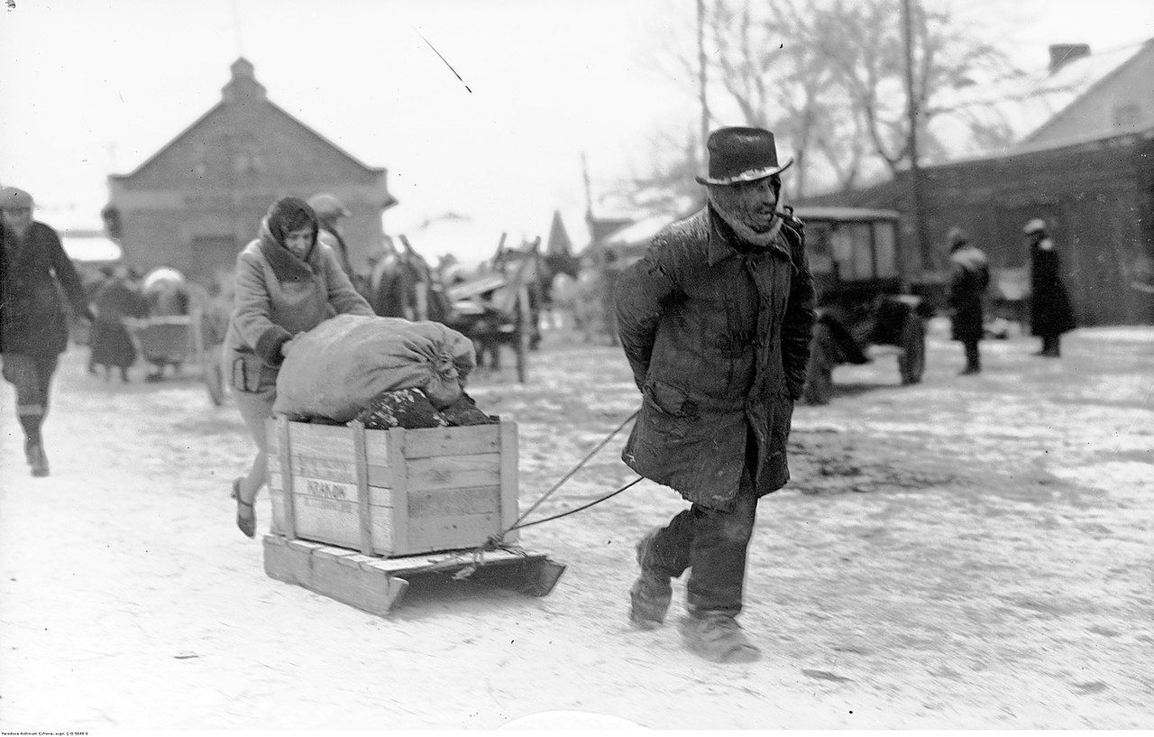Luty 1929 roku w Krakowie. Tzw. Zima Stulecia. Mężczyzna ciągnący sanie z węglem