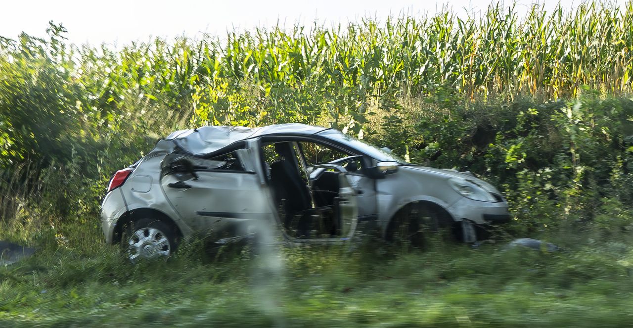 Szydłowo: Dachowanie na DW 179. Kierowca trafił do szpitala