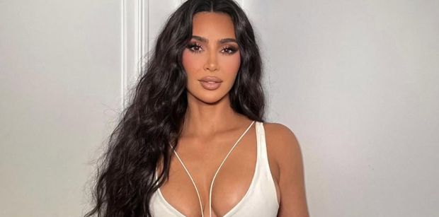 Kim Kardashian w bieliźnie chwali się zgrabną sylwetką