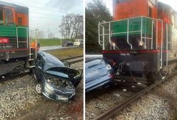 O krok od tragedii. Wjechał wprost pod pociąg