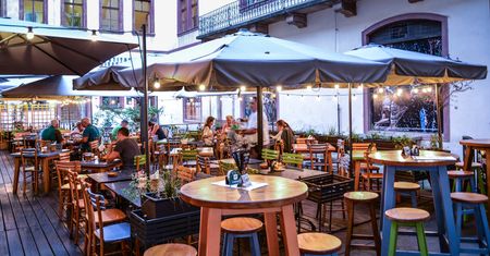Hotele i gastronomia. Przy dalszym zamrożeniu jedna trzecia firm przetrwałaby tylko miesiąc