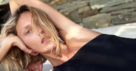 Muśnięta greckim słońcem Anja Rubik pozuje w skąpym bikini. Fani: "Po prostu bogini" (ZDJĘCIA)