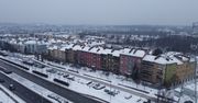 Policja ostrzega: Odśnieżanie dachu to obowiązek, a nie wybór. Za sople i nawisy grożą surowe kary