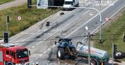 Zderzenie 4 pojazdów na DK50. Ciągnik rolniczy rozpadł się na kilka części, ciężarówka na boku. W akcji śmigłowiec LPR