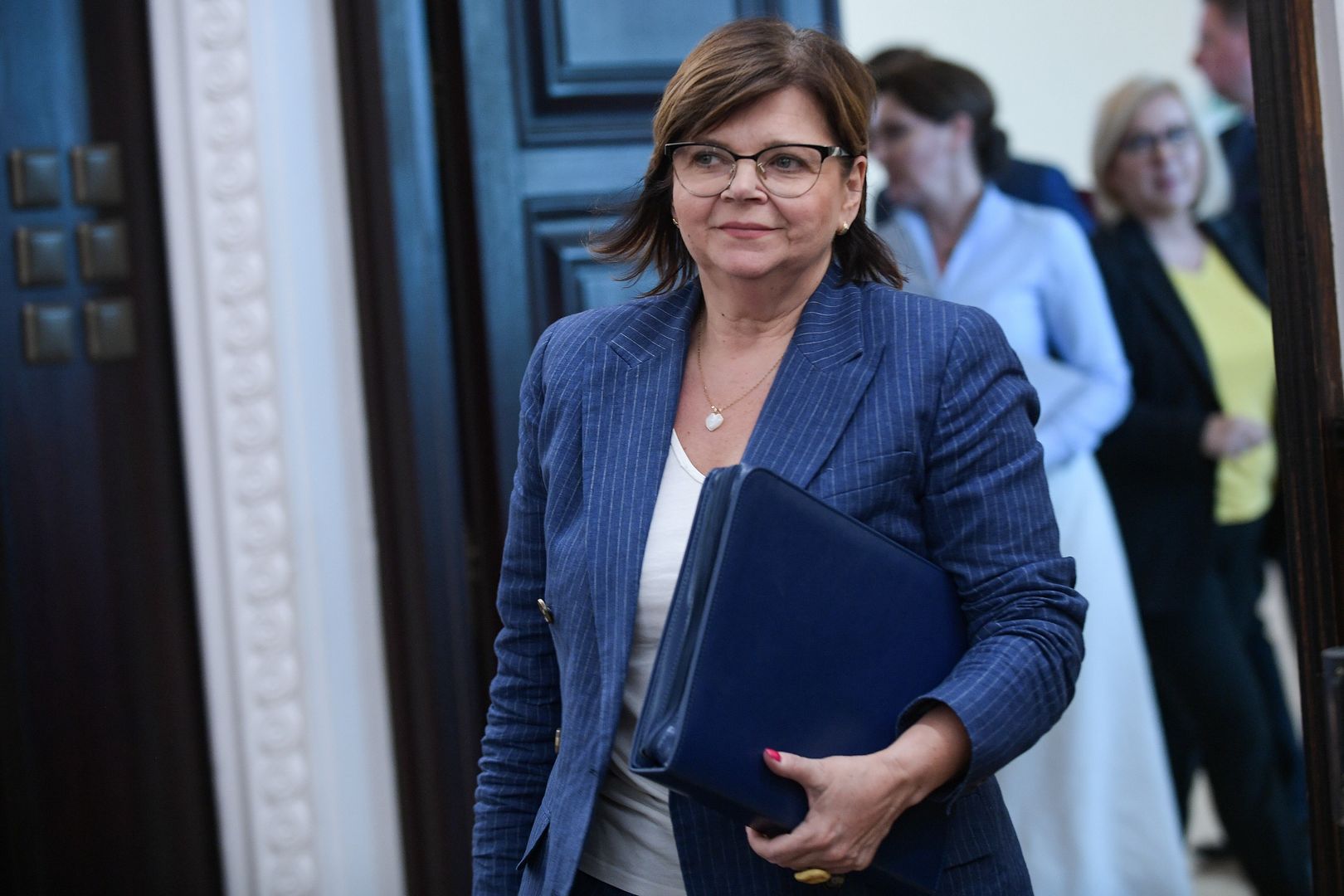 Warszawa, 30.07.2024. Minister zdrowia Izabela Leszczyna przed posiedzeniem rządu w KPRM w Warszawie, 30 bm. Ministrowie zajmą się nowelizacją ustawy o cudzoziemcach. W harmonogramie jest również projekt nowelizacji ustawy o paszach. (aldg) PAP/Marcin Obara