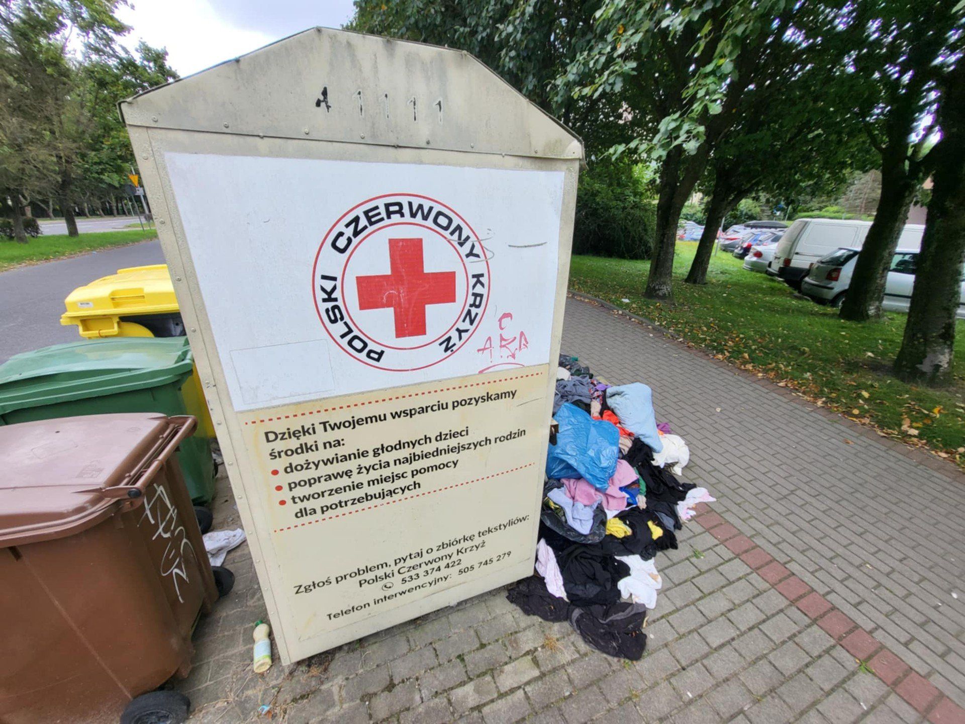 Wokół pojemników na używaną odzież często panuje bałagan.