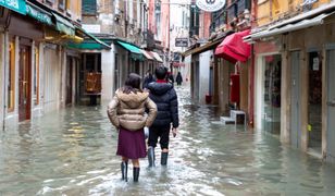 Wenecja zalana. Turystom nie przeszkadza acqua alta