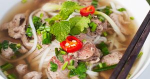 Jakiego makaronu używa się do wietnamskiej zupy pho