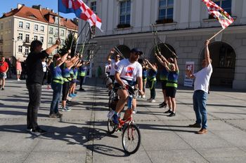 Kalisz: Ekipa Wigry Składaki Dobre Chłopaki wystartowała. Na kultowych "wigrach" pokonają setki kilometrów dla Jasia