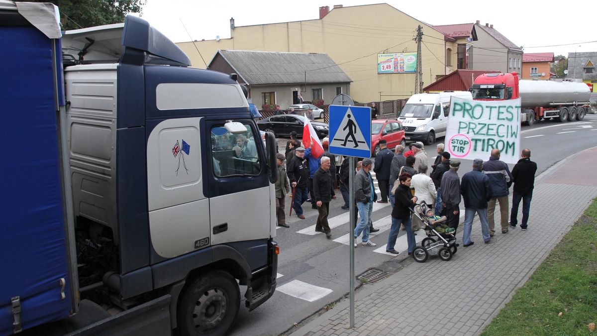 Konferencja premiera. Na zdjęciu od lewej: premier Mateusz Morawiecki i minister infrastruktury Andrzej Adamczyk.