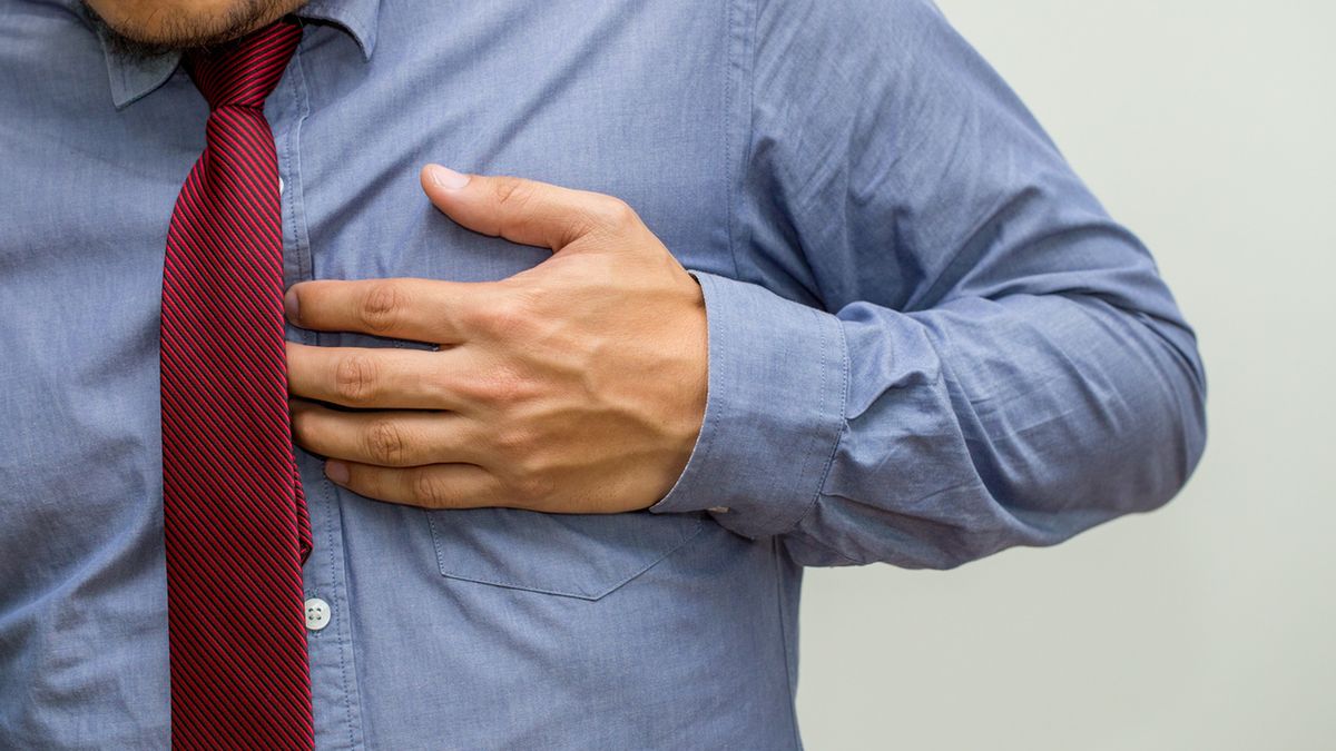 Ucisk w klatce piersiowej nie musi od razu sygnalizować zawału serca. Może jednak oznaczać przetrenowanie, silny stres lub być objawem przeziębienia, lub przyczyną urazu.