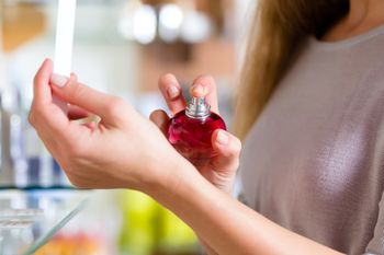 Nakradła perfum za kilka tysięcy. Z regału zabrała osiem flakonów